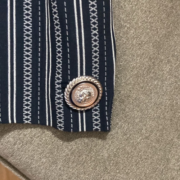 Beautiful, vesace blazer, no lowballs - Picture 3 of 12